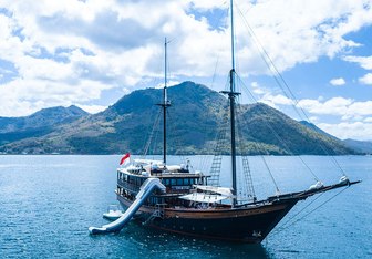 Dunia Baru Yacht Charter in Komodo