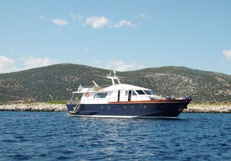 Electra Yacht Charter in Santorini