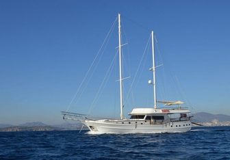 Gul Sultan Yacht Charter in Santorini