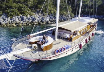 Pina Yacht Charter in Santorini
