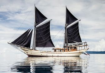 Silolona Yacht Charter in Komodo