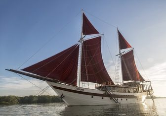 Tiare Yacht Charter in Komodo